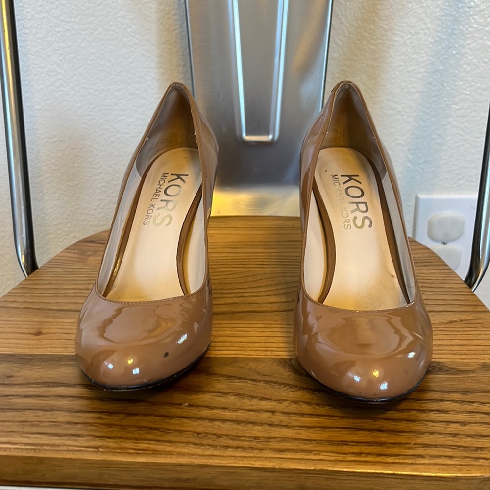 Michael Kors Patent brown nude leather pumps
